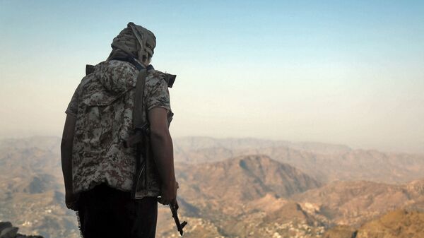 A fighter loyal to Yemen's Saudi-backed government keeps watch over a valley during clashes with Huthi rebel fighters west of the suburbs of Yemen's third-city of Taez on March 8, 2021. - Yemen's six-year-old civil war pits the Iran-backed rebels against an internationally recognised government backed by a Saudi-led military coalition. - Sputnik International