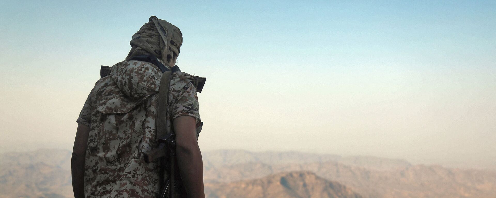 A fighter loyal to Yemen's Saudi-backed government keeps watch over a valley during clashes with Huthi rebel fighters west of the suburbs of Yemen's third-city of Taez on March 8, 2021. - Yemen's six-year-old civil war pits the Iran-backed rebels against an internationally recognised government backed by a Saudi-led military coalition. - Sputnik International, 1920, 12.03.2021
