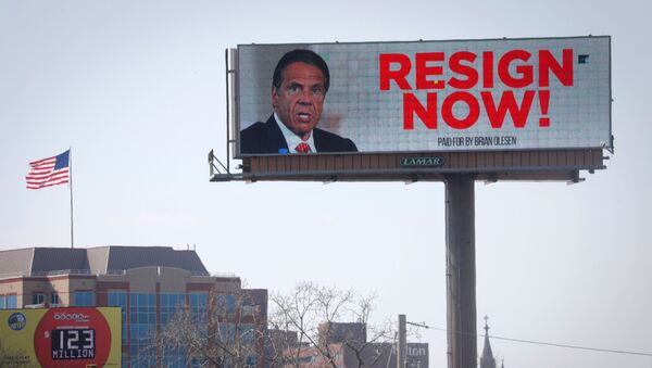 Electronic billboard displays message for New York Governor Cuomo to Resign Now in Albany - Sputnik International
