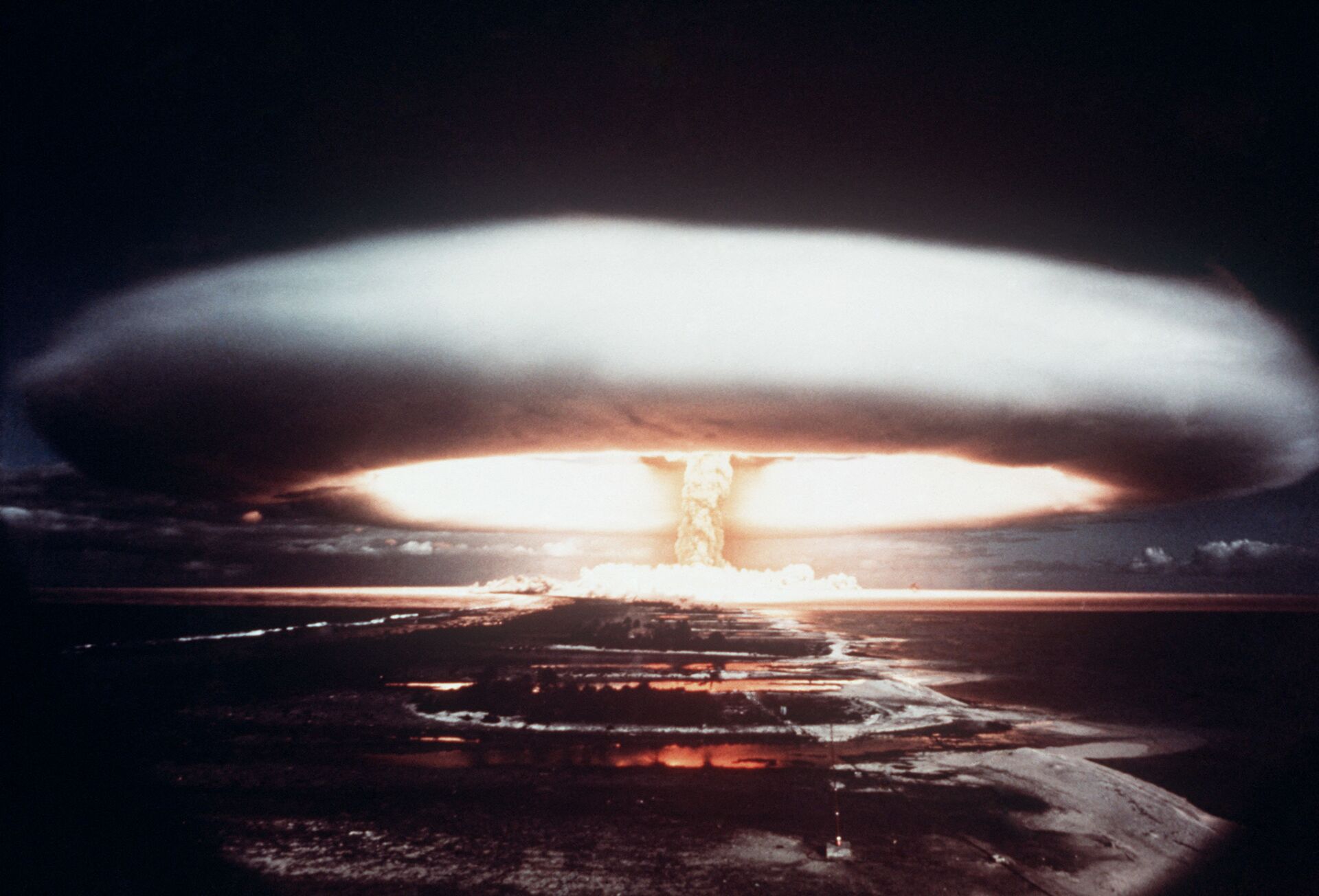 Picture taken in 1971, showing a nuclear explosion in Mururoa atoll - Sputnik International, 1920, 07.09.2021