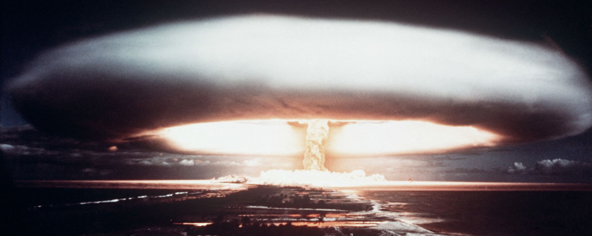 Picture taken in 1971, showing a nuclear explosion in Mururoa atoll - Sputnik International, 1920, 23.02.2022