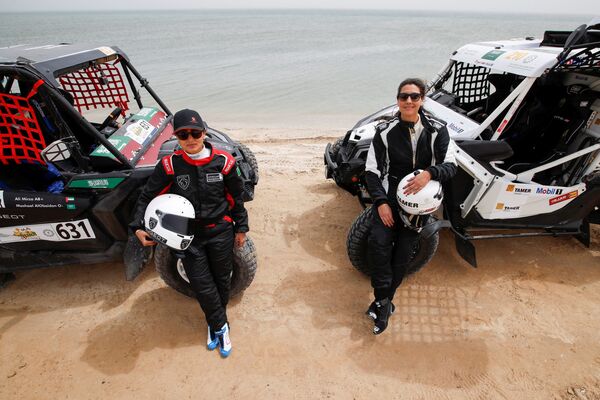 Саудовские гонщицы Mashael Nasser AlObaidan и Dania Akee на международном ралли Sharqiyah International Baja 2021 Rally в Саудовской Аравии  - Sputnik International