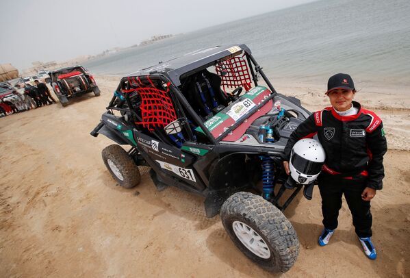 Саудовская гонщица Mashael Nasser AlObaidan на международном ралли Sharqiyah International Baja 2021 Rally в Саудовской Аравии  - Sputnik International