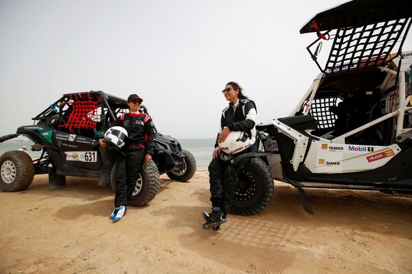 Саудовские гонщицы Mashael Nasser AlObaidan и Dania Akee на международном ралли Sharqiyah International Baja 2021 Rally в Саудовской Аравии  - Sputnik International