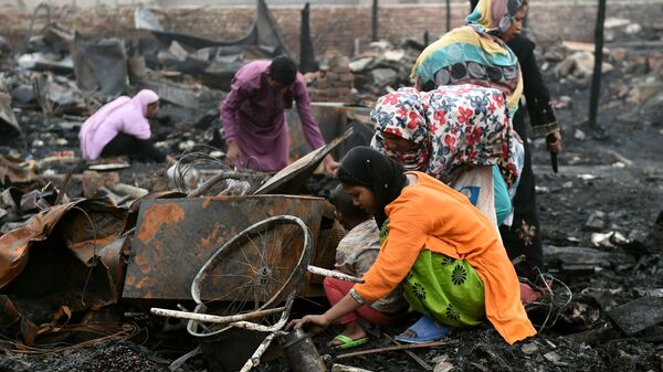 Rohingya refugees look for their belongings in New Delhi on April 16, 2018, following a fire that broke out at their camp early April 15 that left around 200 people homeless.  - Sputnik International