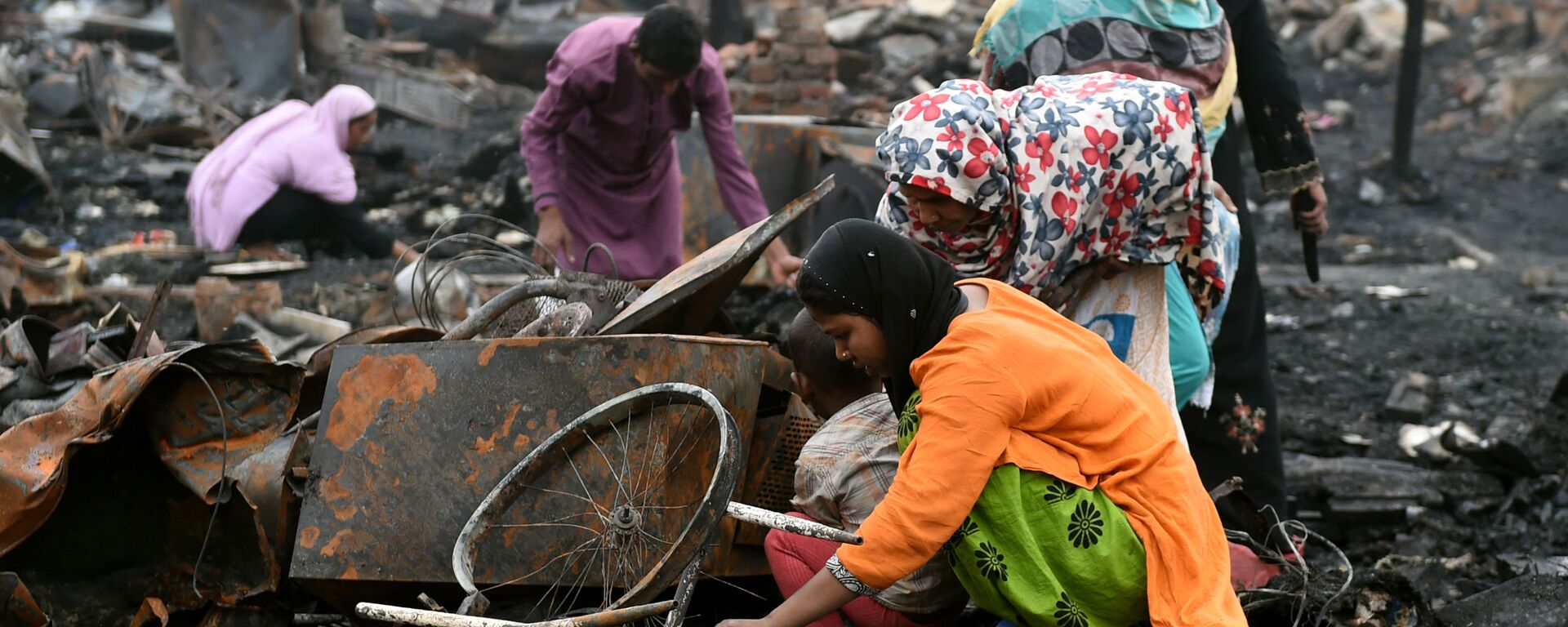 Rohingya refugees look for their belongings in New Delhi on April 16, 2018, following a fire that broke out at their camp early April 15 that left around 200 people homeless.  - Sputnik International, 1920, 09.03.2021