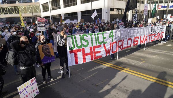 Demonstrators outside the trial of Derek Chauvin in Minneapolis - Sputnik International