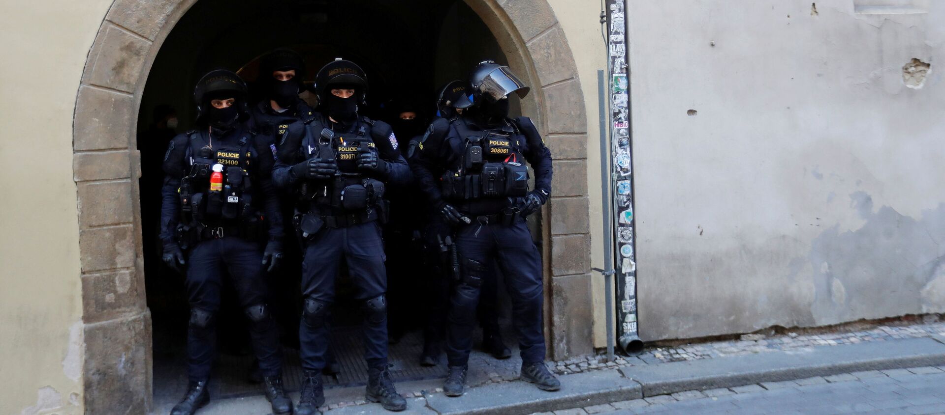 Riot police officers wait during a protest against the Czech government's restrictions at the Old Town Square, as the spread of the coronavirus disease (COVID-19) continues in Prague, Czech Republic, March 7, 2021 - Sputnik International, 1920