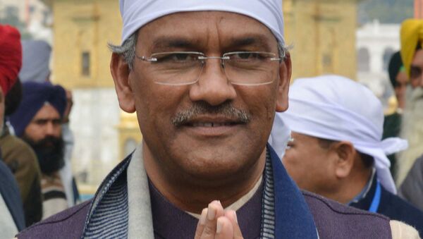 Indian Uttarakhand state Chief Minister Trivendra Singh Rawat (C) pays respect at the Golden Temple in Amritsar on January 20, 2019 - Sputnik International