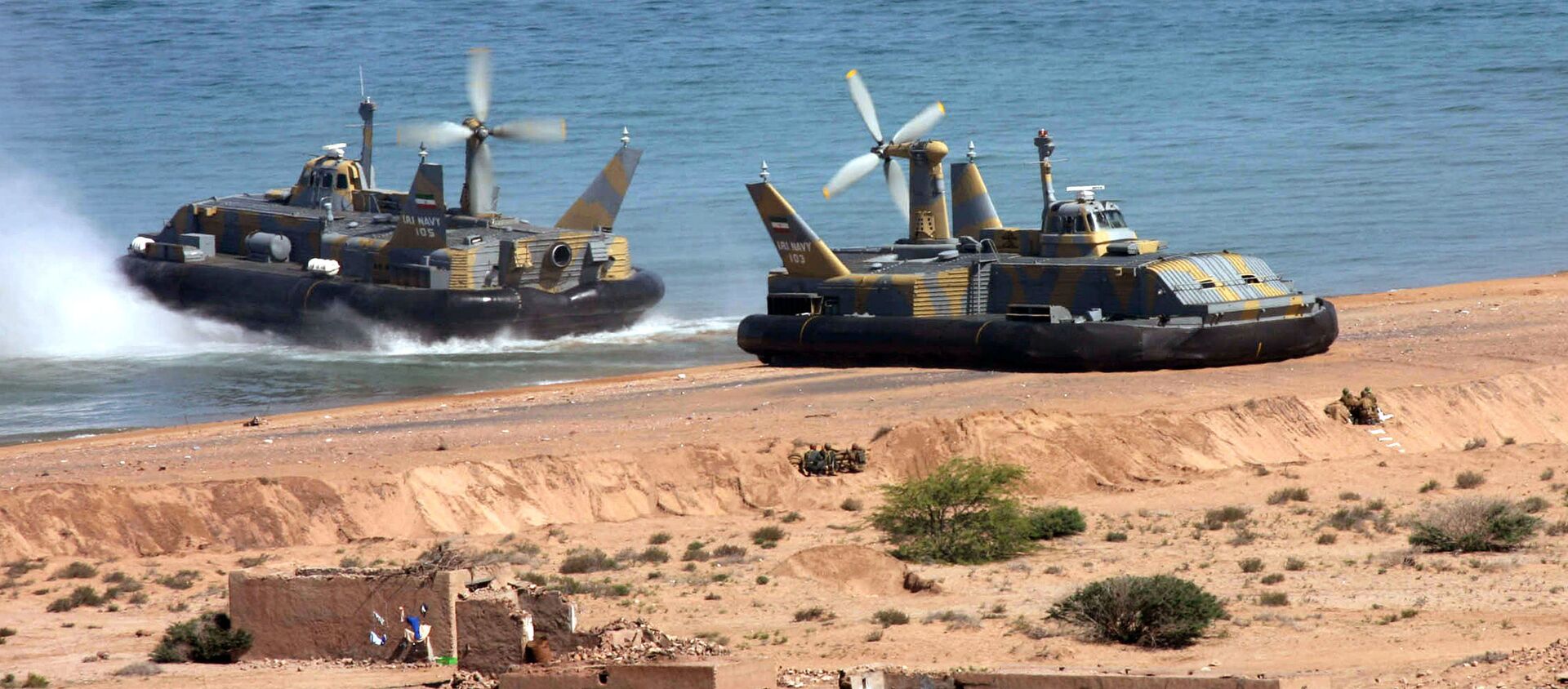 Two hovercraft of Iran's elite Revolutionary Guard come ashore, as they take part in manoeuvres in the Gulf and Sea of Oman, Wednesday, 5 April 2006. The Revolutionary Guard, the elite branch of Iran's military, have been holding manoeuvres - code-named Great Prophet - since 31 March, touting what they call domestically built technological advances in their armed forces. (AP Photo/Mehr News, Sajjad Safari) - Sputnik International, 1920, 09.03.2021