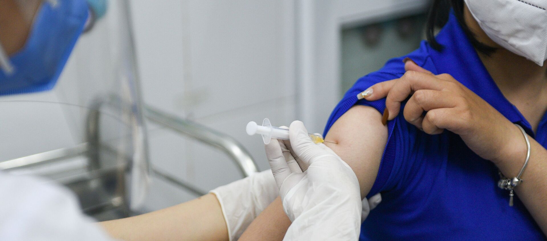 A woman receives a vaccine as Vietnam starts its official rollout of AstraZeneca's coronavirus disease (COVID-19) vaccine for health workers, at Hai Duong Hospital for Tropical Diseases, Hai Duong province, Vietnam, March 8, 2021 - Sputnik International, 1920, 16.03.2021