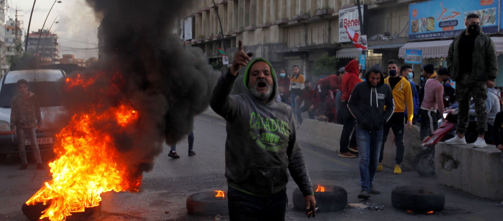 A demonstrator gestures during a protest against the fall in Lebanese pound currency and mounting economic hardships, in Sidon, Lebanon March 8, 2021 - Sputnik International, 1920, 10.03.2021