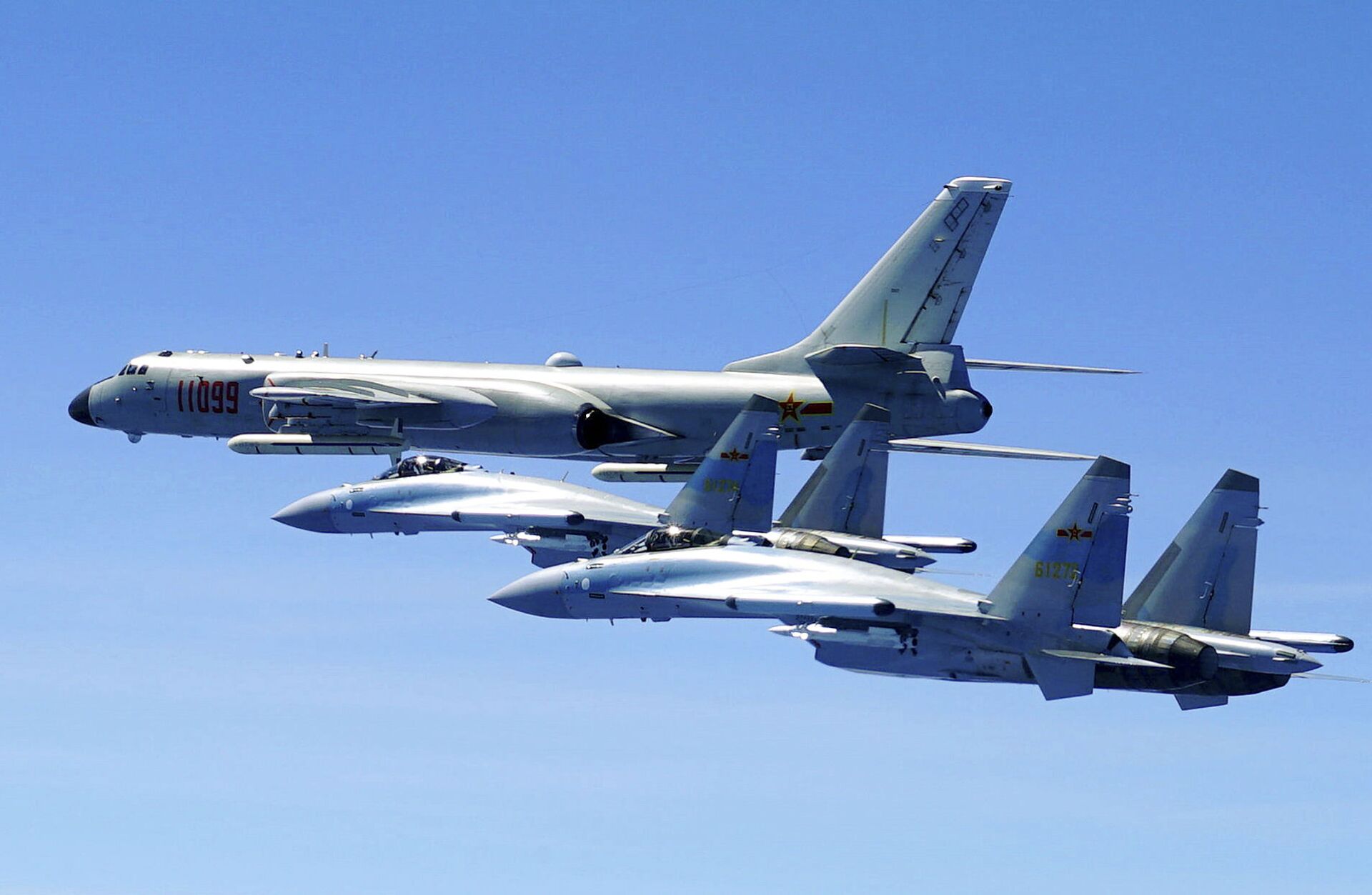 In this photo released by Xinhua News Agency and taken Friday, May 11, 2018, two Su-35 fighter jets and a H-6K bomber from the People's Liberation Army air force fly in formation during patrol that included the Luzon Straits also known as Bashi Straits near Taiwan - Sputnik International, 1920, 07.09.2021