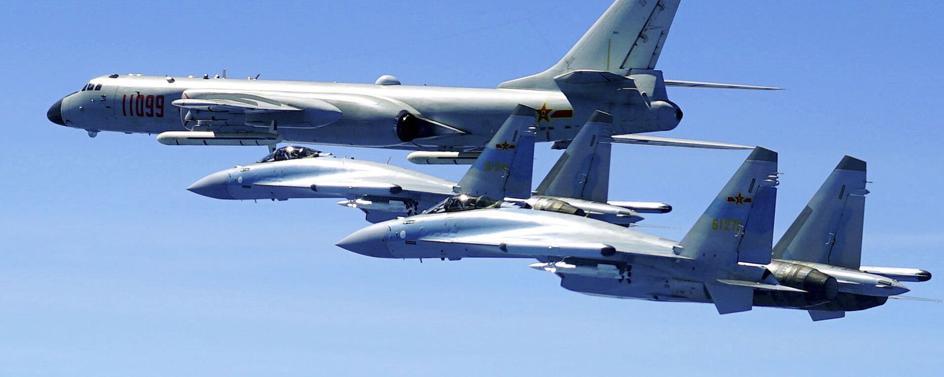 In this photo released by Xinhua News Agency and taken Friday, May 11, 2018, two Su-35 fighter jets and a H-6K bomber from the People's Liberation Army air force fly in formation during patrol that included the Luzon Straits also known as Bashi Straits near Taiwan - Sputnik International, 1920, 23.11.2021