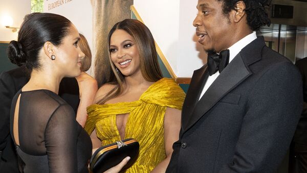 Britain's Meghan, Duchess of Sussex (L) meets cast and crew, including US singer-songwriter Beyoncé (C) and her husband, US rapper Jay-Z (R) as she attends the European premiere of the film The Lion King in London on July 14, 2019. - Sputnik International