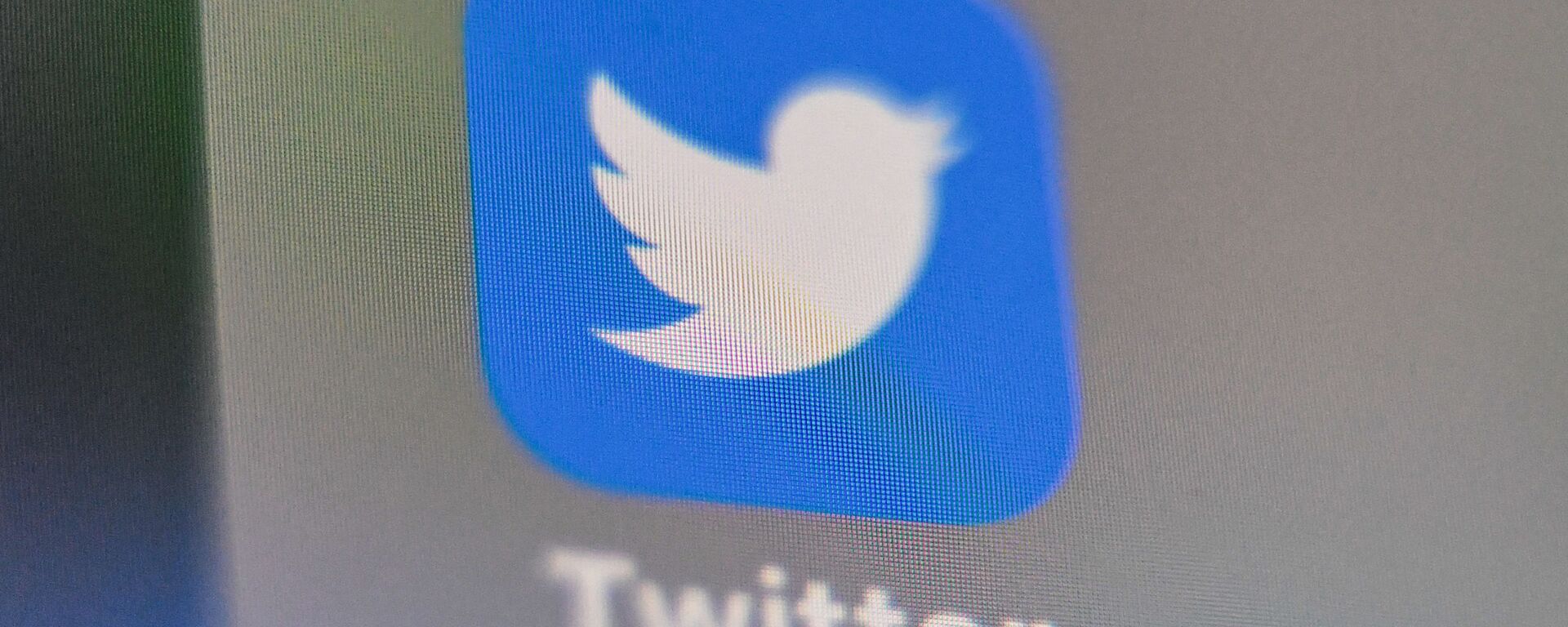 A picture taken on 4 September 2019 shows the logo of the US social networking site Twitter, displayed on the screen of a smart-phone screen, in Lille, northern France.  - Sputnik International, 1920, 24.05.2021