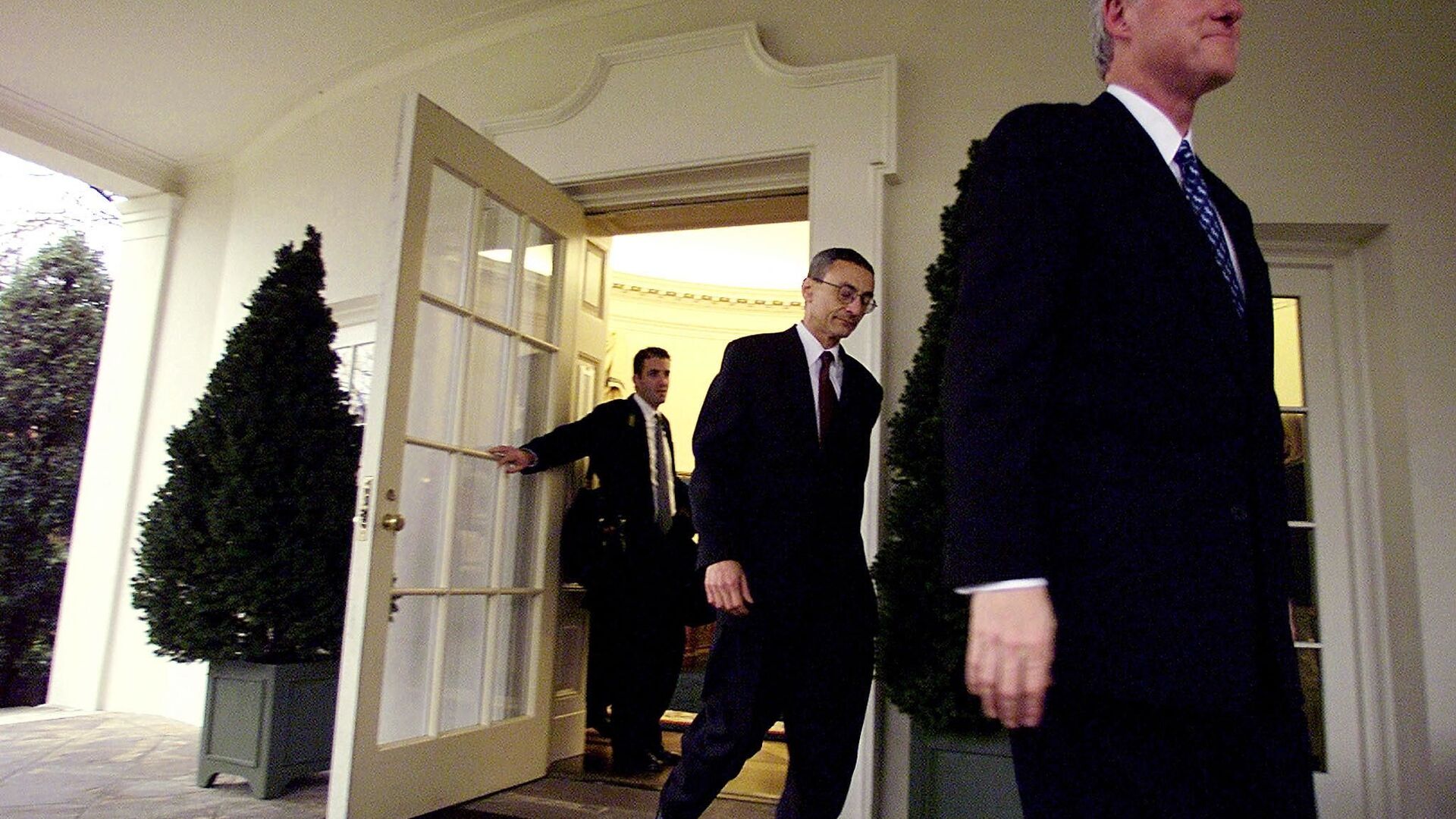 Former US President Bill Clinton (R), with his Chief of Staff John Podesta (C) and his aid Doug Band (L), leaves the Oval Office of the White House for the last time 20 January, 2001, in Washington - Sputnik International, 1920, 11.03.2021