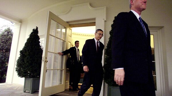 Former US President Bill Clinton (R), with his Chief of Staff John Podesta (C) and his aid Doug Band (L), leaves the Oval Office of the White House for the last time 20 January, 2001, in Washington - Sputnik International