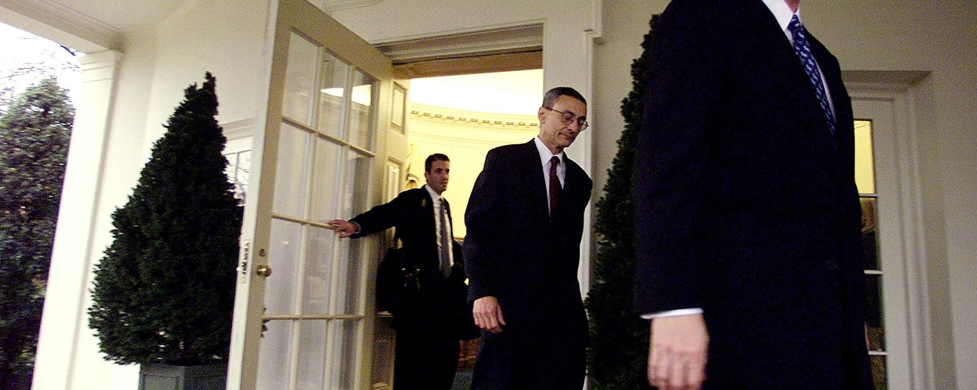 Former US President Bill Clinton (R), with his Chief of Staff John Podesta (C) and his aid Doug Band (L), leaves the Oval Office of the White House for the last time 20 January, 2001, in Washington - Sputnik International, 1920, 11.03.2021