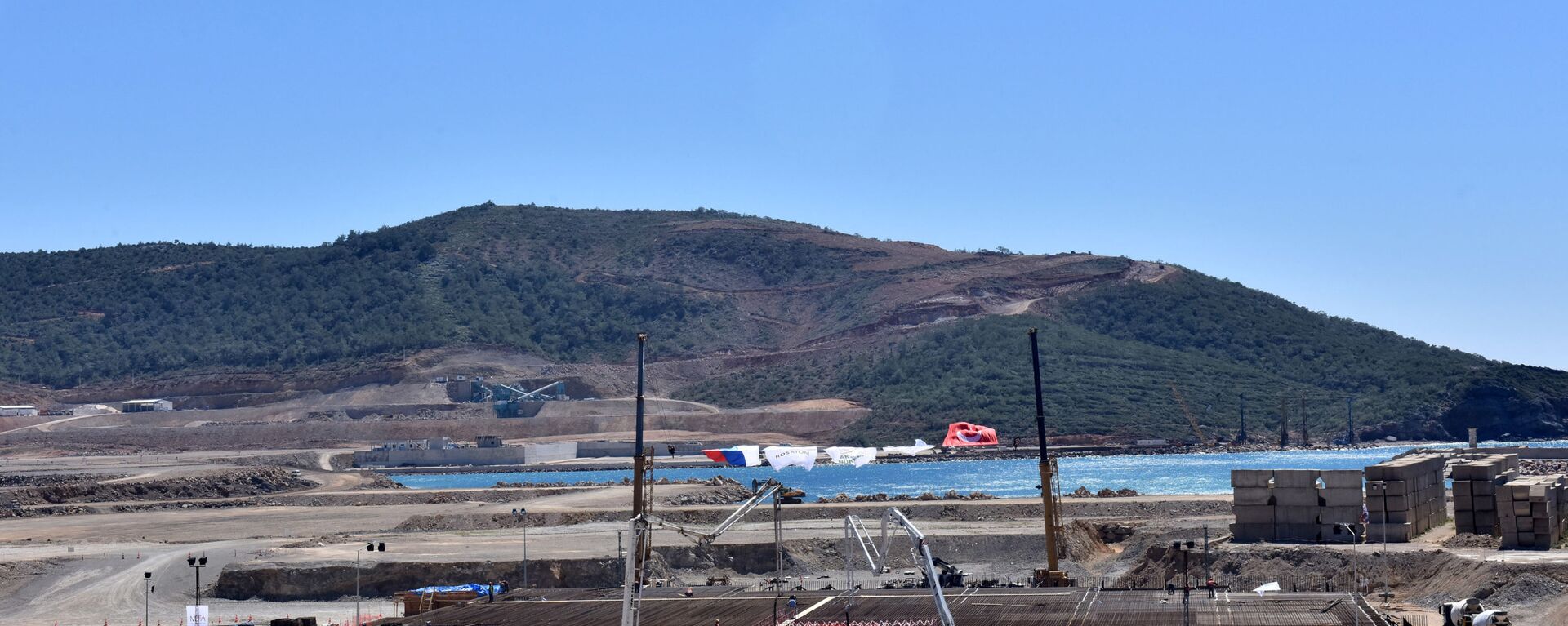A view of the construction site of Turkey's first nuclear power plant 'Akkuyu', pictured during the opening ceremony in the Mediterranean Mersin region on April 3, 2018. - Turkish President Recep Tayyip Erdogan and Russian counterpart Vladimir Putin launched the construction of the $20 billion dollar Akkuyu nuclear power plant though a video link from Ankara where Putin is on an official visit.  - Sputnik International, 1920, 30.03.2023