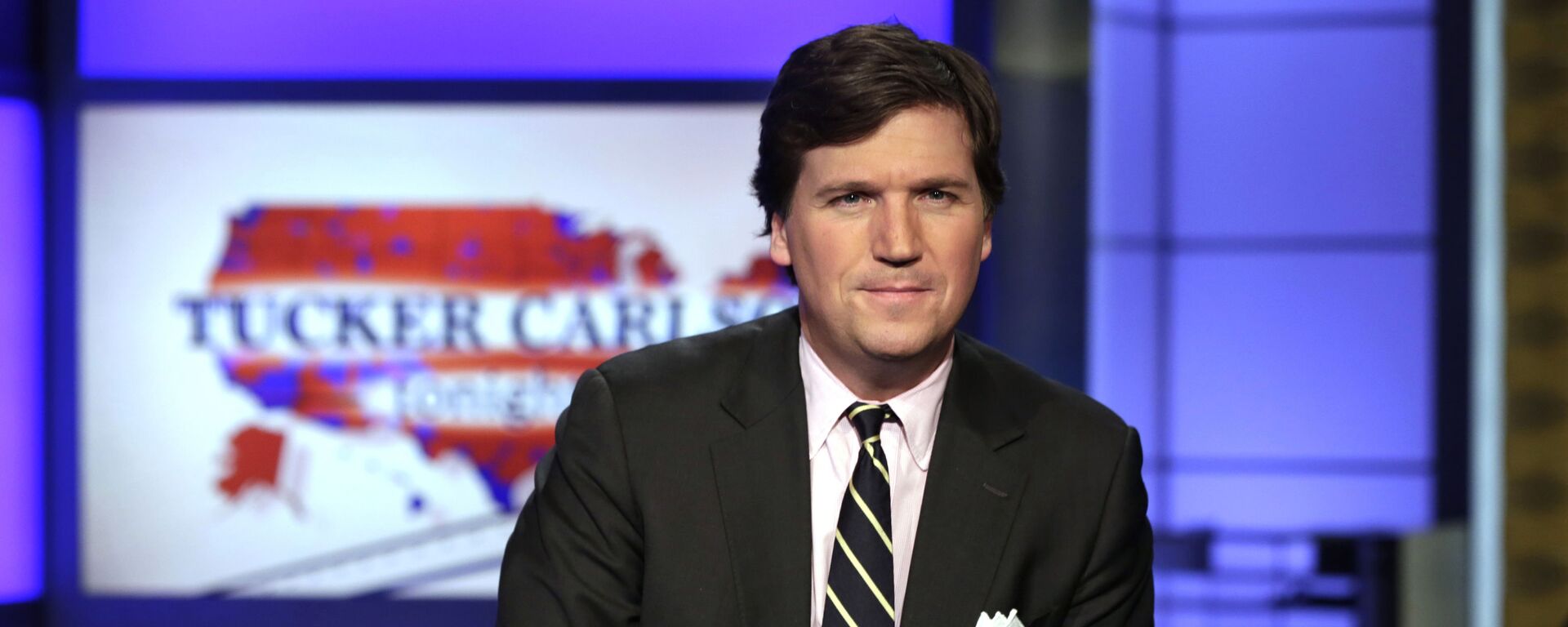 FILE - In this March 2, 2017 file photo, Tucker Carlson, host of Tucker Carlson Tonight, poses for photos in a Fox News Channel studio, in New York. Carlson, who on Monday's show addressed the story of his former top writer, Blake Neff, who resigned after CNN found he had written a series of controversial tweets under a pseudonym, has left for vacation. It fits a pattern at Fox, whose personalities tend to go away to cool off when the heat is on. Carlson's vacation is the sixth example in a little more than three years. A Fox representative confirmed Carlson's vacation was planned before the Neff story broke. (AP Photo/Richard Drew, File) - Sputnik International, 1920, 24.04.2023