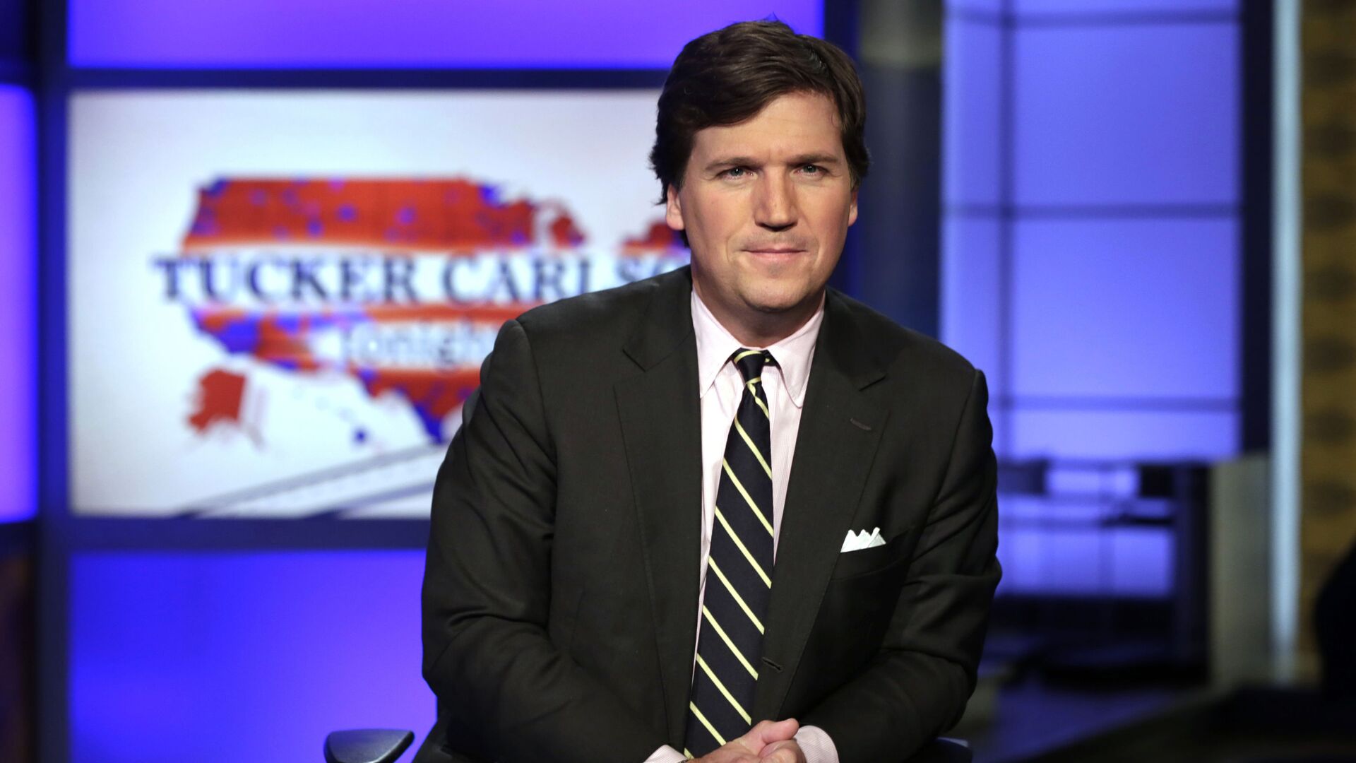 FILE - In this March 2, 2017 file photo, Tucker Carlson, host of Tucker Carlson Tonight, poses for photos in a Fox News Channel studio, in New York. Carlson, who on Monday's show addressed the story of his former top writer, Blake Neff, who resigned after CNN found he had written a series of controversial tweets under a pseudonym, has left for vacation. It fits a pattern at Fox, whose personalities tend to go away to cool off when the heat is on. Carlson's vacation is the sixth example in a little more than three years. A Fox representative confirmed Carlson's vacation was planned before the Neff story broke. (AP Photo/Richard Drew, File) - Sputnik International, 1920, 11.03.2021