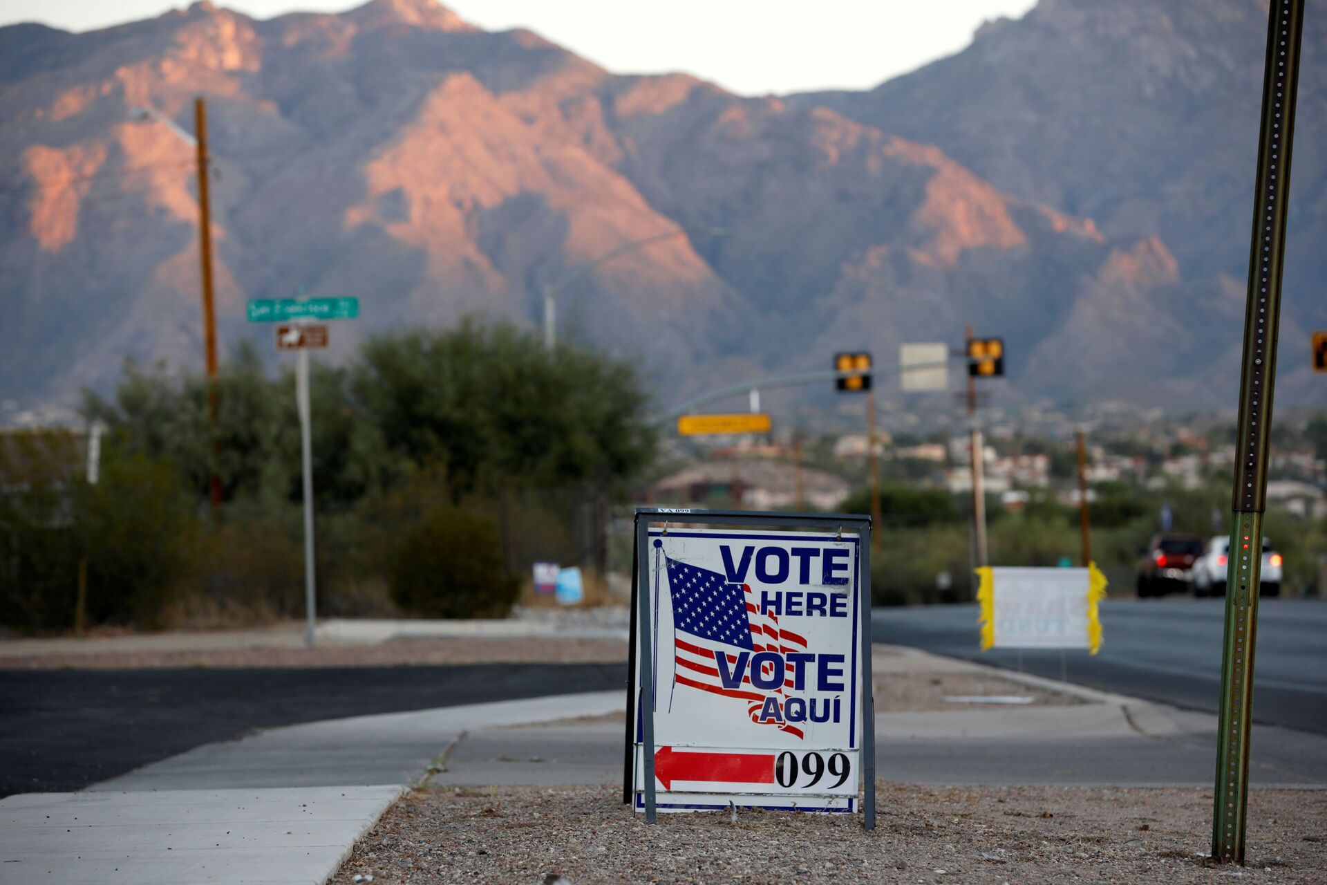 Sign directs voters to a polling station on Election Day in Tucson, Arizona, U.S. November 3, 2020 - Sputnik International, 1920, 07.09.2021