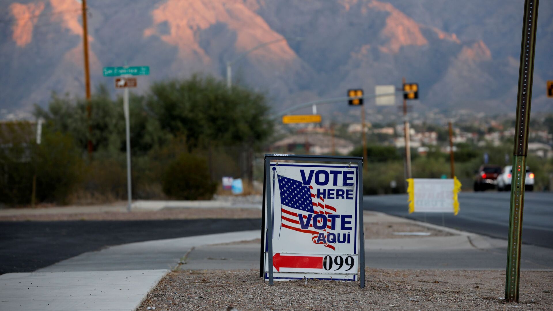 Sign directs voters to a polling station on Election Day in Tucson, Arizona, U.S. November 3, 2020 - Sputnik International, 1920, 16.10.2021
