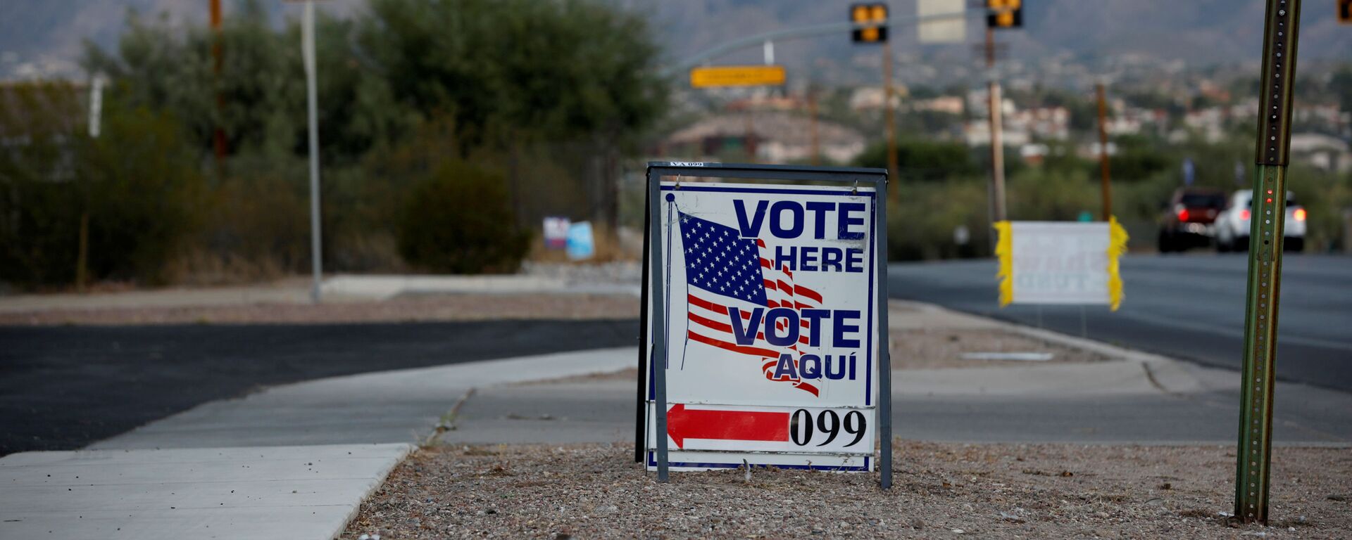 Sign directs voters to a polling station on Election Day in Tucson, Arizona, U.S. November 3, 2020 - Sputnik International, 1920, 24.09.2021