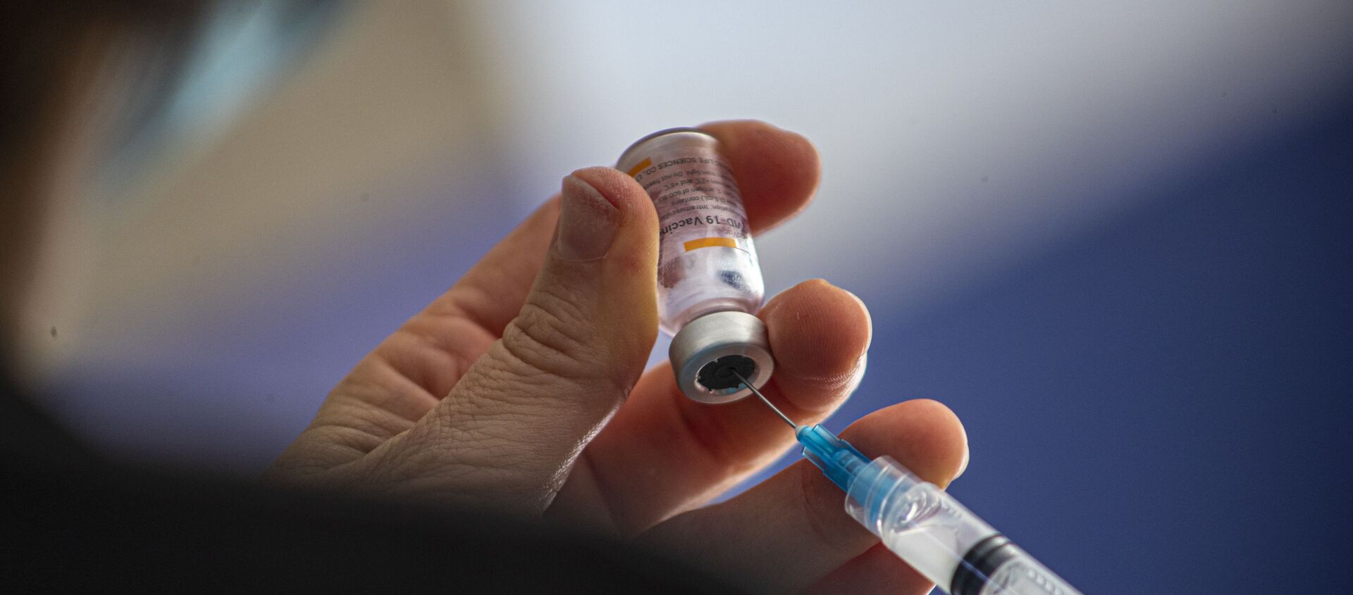 A healthcare worker prepares a dose of the Sinovac COVID-19 vaccine at the Carmela Carvajal public school in Santiago, Chile, Wednesday, March 10, 2021 - Sputnik International, 1920, 11.08.2021