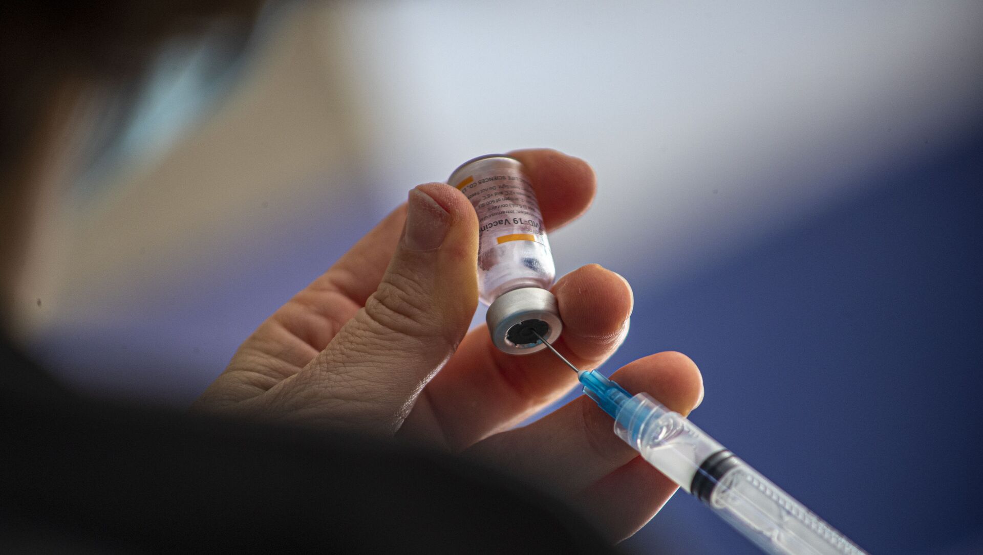 A healthcare worker prepares a dose of the Sinovac COVID-19 vaccine at the Carmela Carvajal public school in Santiago, Chile, Wednesday, March 10, 2021 - Sputnik International, 1920, 11.03.2021