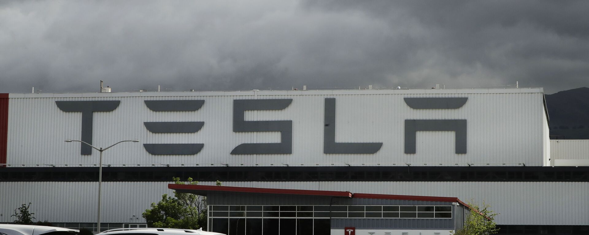 This May 12, 2020 file photo photo shows the Tesla plant in Fremont, Calif. Tesla is looking to raise up to $5 billion in capital through a stock offering as the electrical vehicle and solar panel maker seeks to take advantage of strong demand for its products.  - Sputnik International, 1920, 22.04.2021