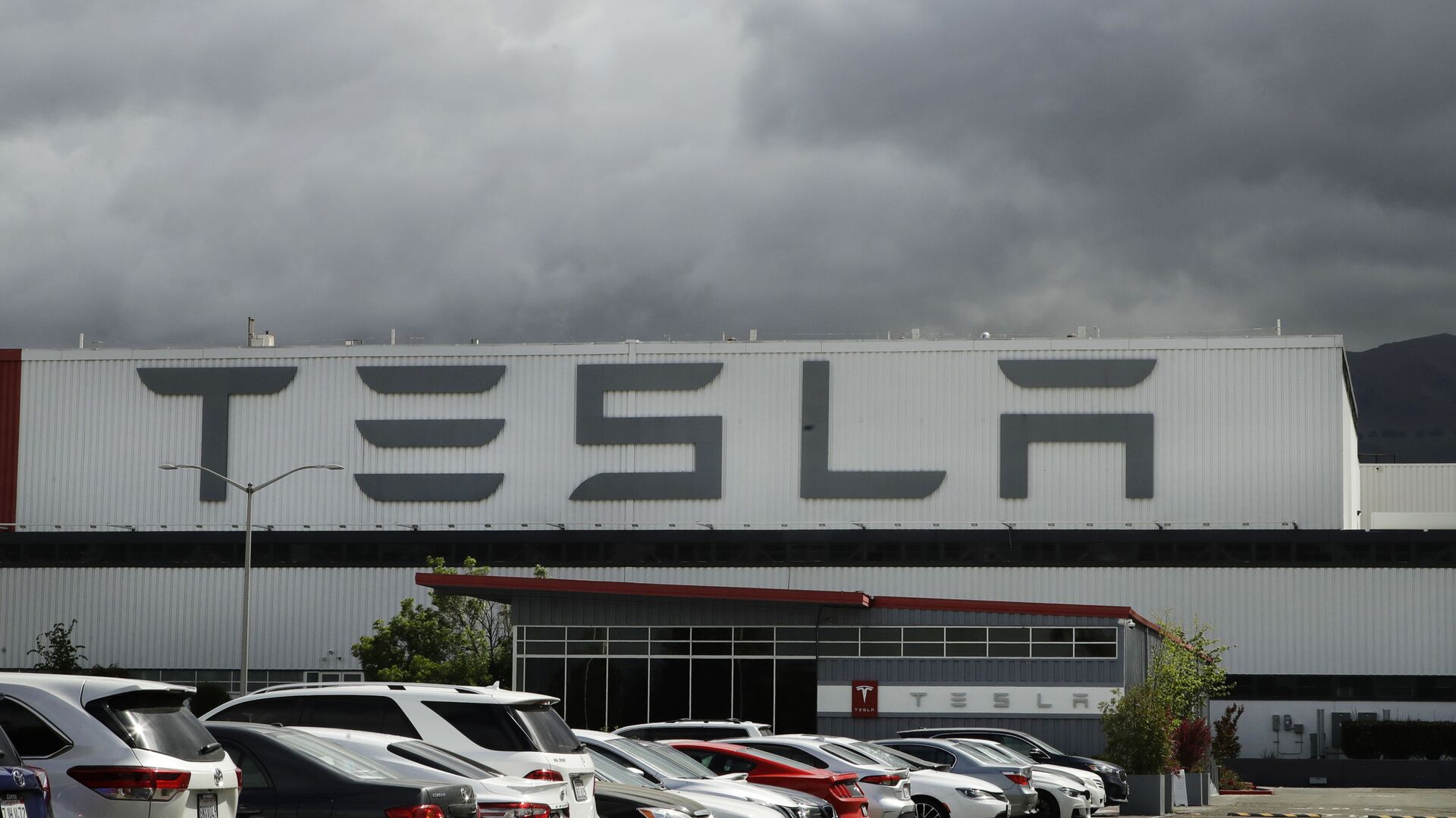 This 12 May 2020 file photo photo shows the Tesla plant in Fremont, California. Tesla is looking to raise up to $5 billion in capital through a stock offering as the electrical vehicle and solar panel-maker seeks to take advantage of strong demand for its products.  - Sputnik International, 1920, 08.04.2021