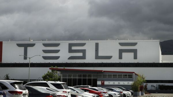 This May 12, 2020 file photo photo shows the Tesla plant in Fremont, Calif. Tesla is looking to raise up to $5 billion in capital through a stock offering as the electrical vehicle and solar panel maker seeks to take advantage of strong demand for its products.  - Sputnik International