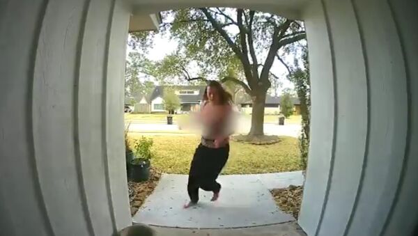  Package thieves will usually stop at nothing to claim their prize. For this woman, even losing her top did NOT slow her down.... andddd it was ALL caught on camera - Sputnik International