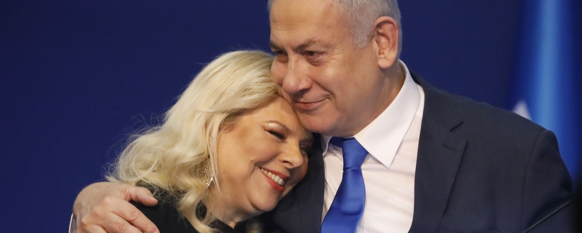 Israeli Prime Minister Benjamin Netanyahu hugs his wife Sara after first exit poll results for the Israeli elections at his party's headquarters in Tel Aviv, Israel, Monday, March. 2, 2020 - Sputnik International, 1920, 12.03.2021