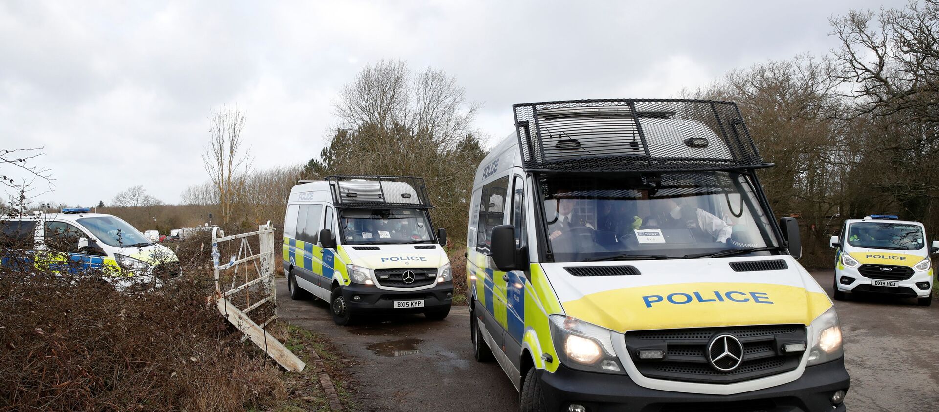 Police vehicles are seen at the Great Chart Golf & Leisure Country Club, as the investigation into the disappearance of Sarah Everard continues, in Ashford, Britain, March 11, 2021 - Sputnik International, 1920, 12.03.2021