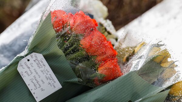 Flowers placed by police officers at the golf course entrance are pictured, as the investigation into the disappearance of Sarah Everard continues, in Ashford, Britain, March 11, 2021 - Sputnik International