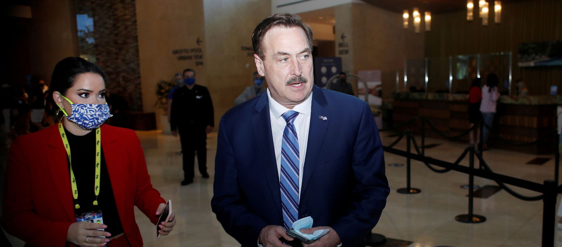 MyPillow Chief Executive Officer Mike Lindell walks through the Hyatt Regency lobby to attend the Conservative Political Action Conference (CPAC) in Orlando, Florida, U.S. February 28, 2021 - Sputnik International, 1920, 12.03.2021