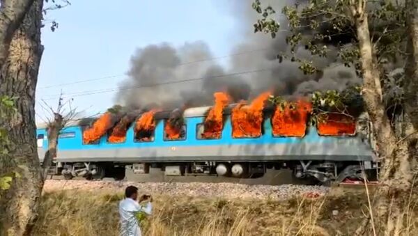 A train car caught on fire in India - Sputnik International