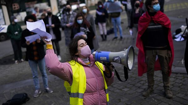 Students shout slogans during a protest against the isolation and precariousness due to the COVID-19 partial lockdown restrictions in Brussels, Thursday, March 11, 2021.  - Sputnik International
