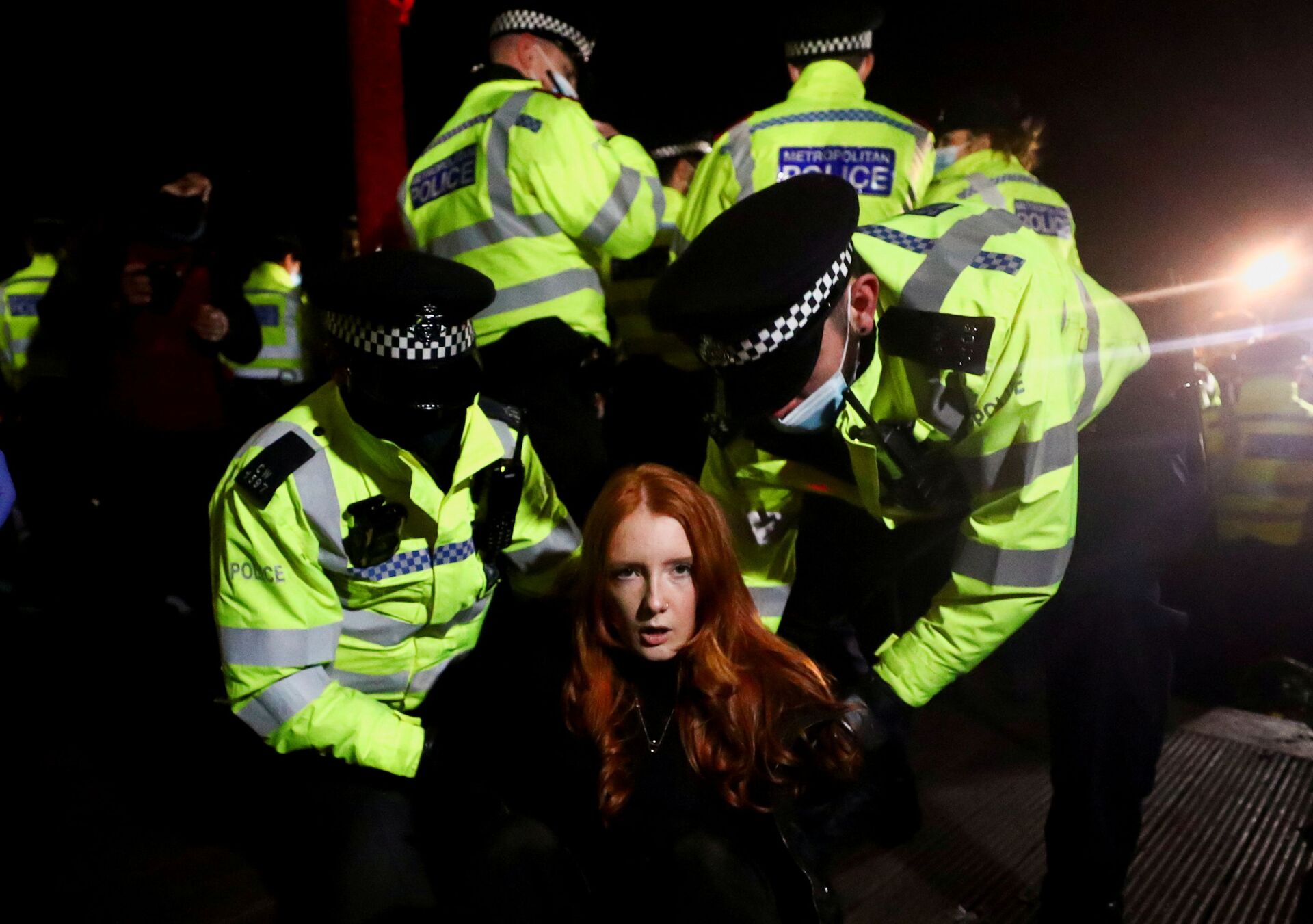 Police detain a woman as people gather at a memorial site in Clapham Common Bandstand, following the kidnap and murder of Sarah Everard, in London, Britain - Sputnik International, 1920, 30.09.2021