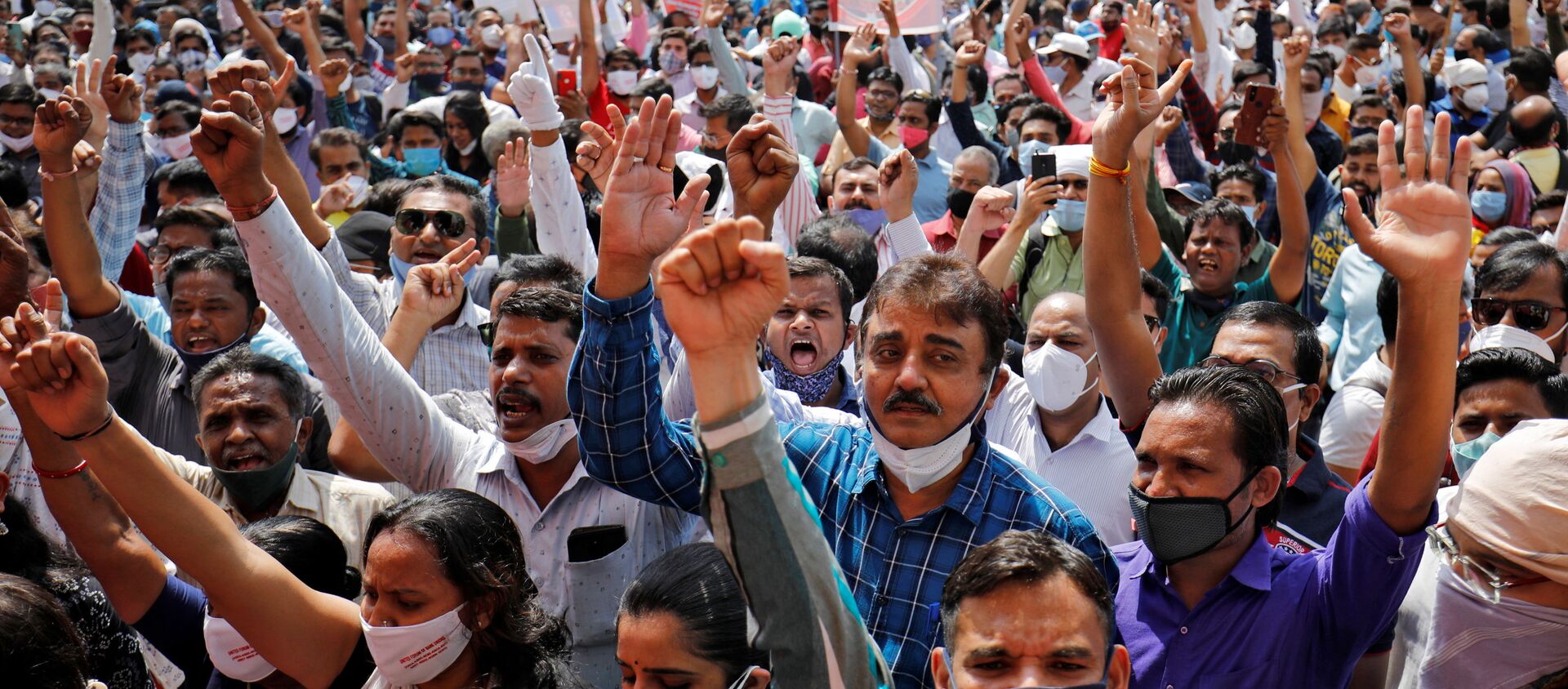 Bank employees shout slogans during a protest, as part of a two-day long nationwide strike, outside a bank in Ahmedabad, India, March 15, 2021 - Sputnik International, 1920