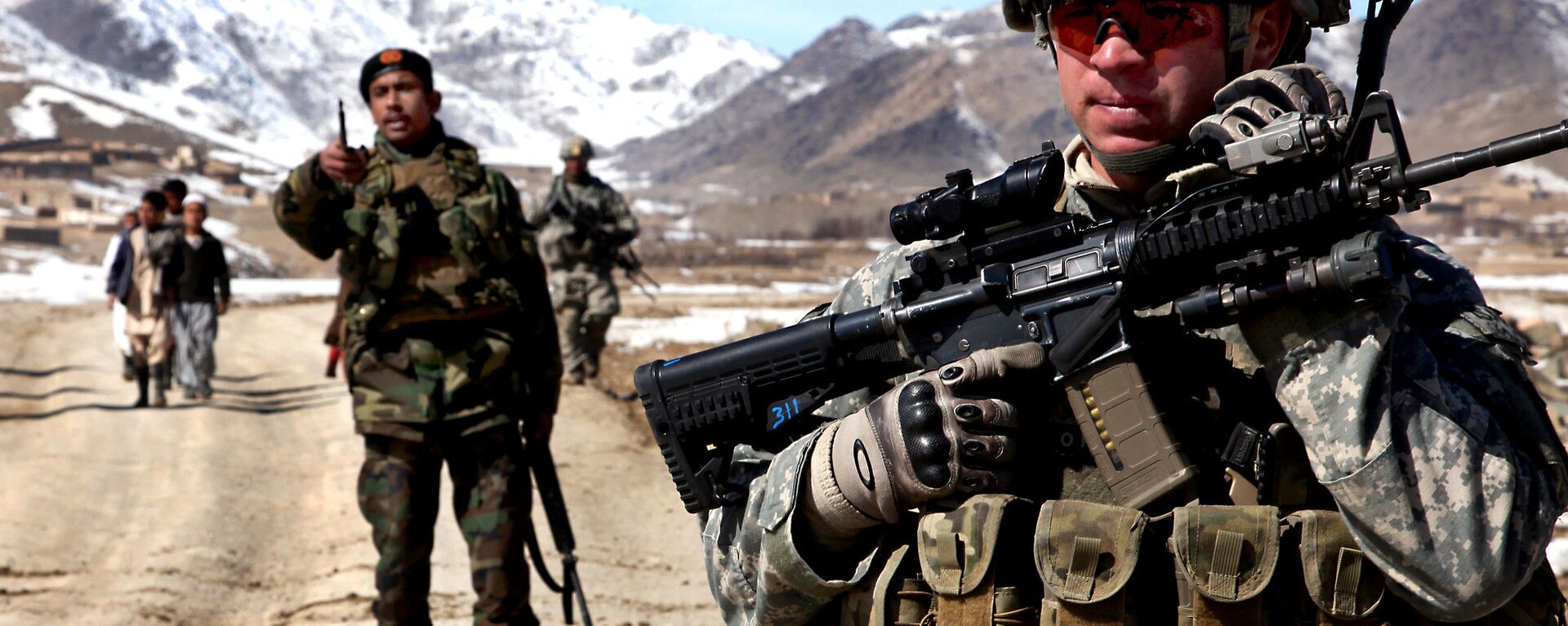 A U.S. Army Soldier patrols with Afghan soldiers to check on conditions in the village of Yawez in Wardak province, Afghanistan, Feb. 17, 2010 - Sputnik International, 1920, 14.05.2021
