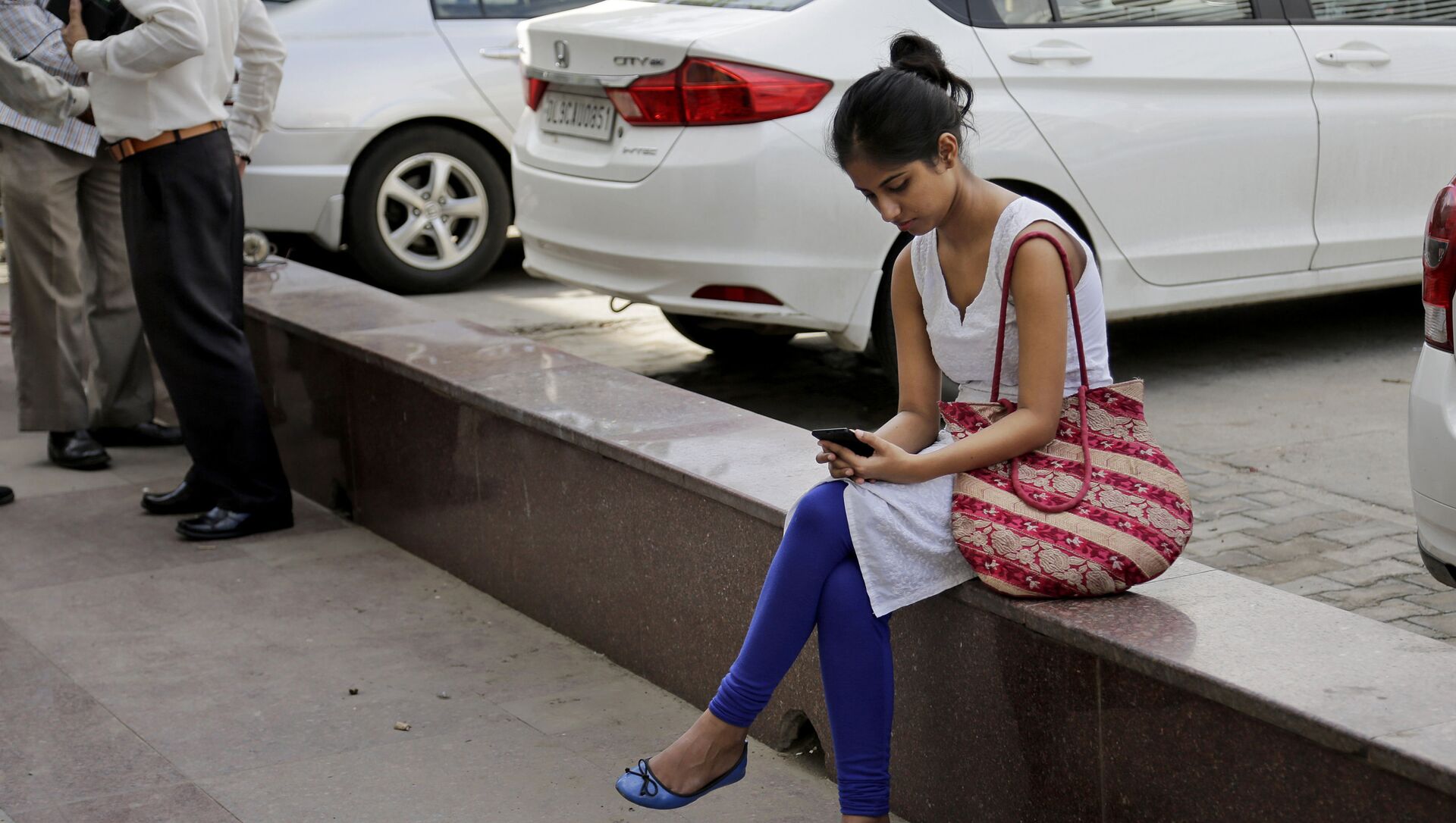 An Indian woman uses her mobile phone  in New Delhi, India, Tuesday, Sept. 22, 2015 - Sputnik International, 1920, 27.07.2021