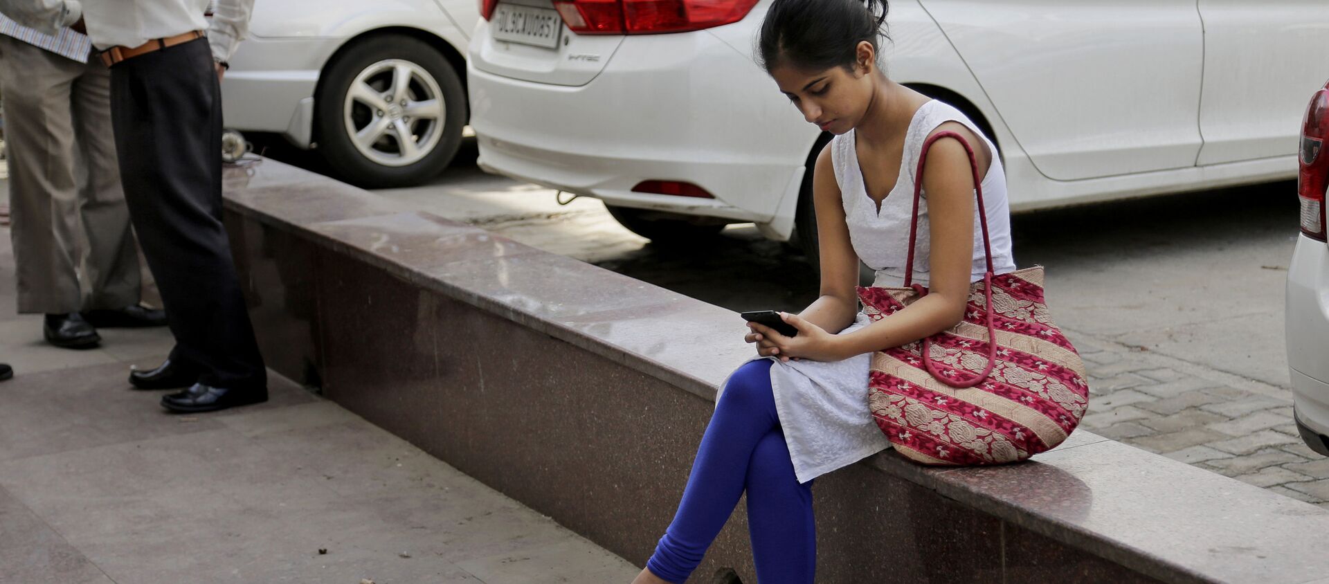 An Indian woman uses her mobile phone  in New Delhi, India, Tuesday, Sept. 22, 2015 - Sputnik International, 1920