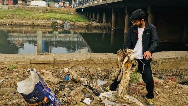  25yo Vivek Gurav, a.k.a PlogMan, is waking up pre-dawn for 7 years to clean streets in Pune - Sputnik International