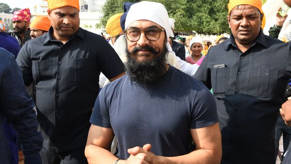 Bollywood actor Aamir Khan pays respect at the Golden Temple during his visit for the shooting of the upcoming film 'Laal Singh Chaddha' in Amritsar on November 30, 2019 - Sputnik International