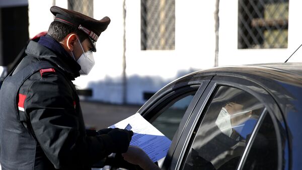Carabinieri police officers check documents at a road block in Rome, Monday, March 15, 2021. - Sputnik International