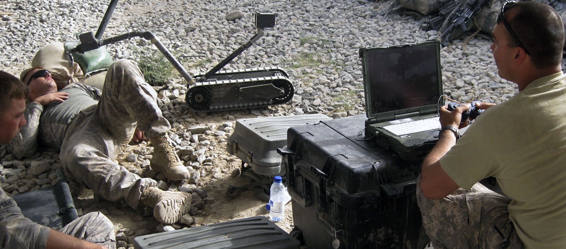 U.S. 101st Airborne Division's 2nd Lt. Corey Wolff, 24, of Chatham, Ohio, right, tests a robot on a resting soldier at Combat Outpost Ashoqeh, Kandahar province, Afghanistan, Sunday, Sept. 12, 2010.  - Sputnik International, 1920, 15.03.2021